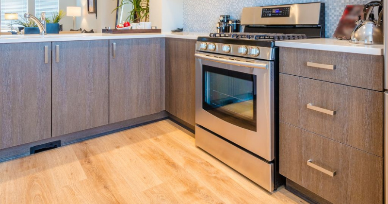 A contemporary kitchen layout emphasising essential elements for optimal kitchen heating solutions.