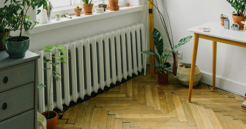 Outdated electric radiator wall-mounted, producing noise